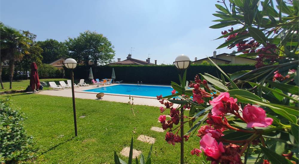 giardino con piscina